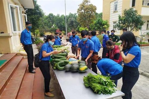 Tặng hàng trăm kg thực phẩm, rau quả cho các khu cách ly
