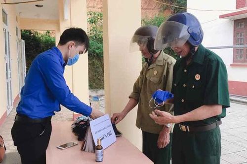 Cấp phát miễn phí khẩu trang phòng, chống dịch COVID-19