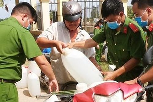 Mát lòng những xe nước ngọt giữa cơn hạn mặn