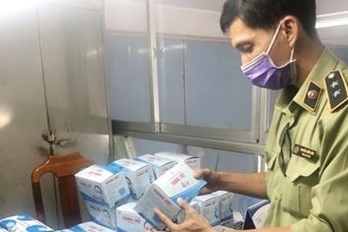 Tạm giữ xe tải chở hơn 200.000 khẩu trang y tế tại khu vực kênh Vĩnh Tế