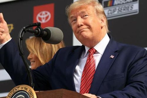 Tổng thống Donald Trump chúc mừng Nhật Bản và IOC hoãn Olympic