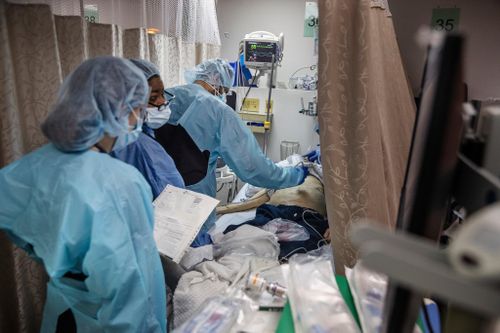 Bệnh viện ở New York: Hết chỗ chứa trong nhà xác, 3 bệnh nhân chung 1 máy thở
