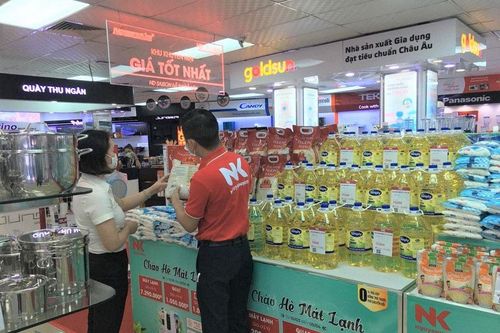 Siêu thị điện máy vẫn hoạt động dù đang cao điểm chống dịch Covid-19