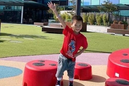 Hồi sinh đôi chân của cháu bé 7 năm đi bằng đầu gối