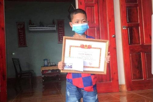 Tặng giấy khen cho học sinh tiểu học dũng cảm cứu 2 chị em thoát khỏi đuối nước