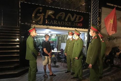 Hà Nội: Không tụ tập từ 10 người trở lên, tạm dừng toàn bộ hoạt động xe buýt đến 15-4