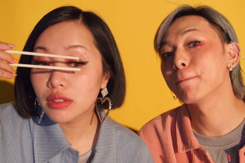 Michelle Phan chỉ sử dụng đũa để trang điểm