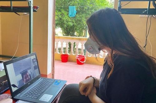 Du học sinh dành 14 ngày trong khu cách ly để dạy tiếng Anh miễn phí