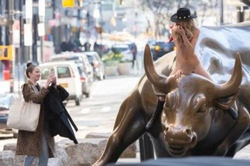 Cô gái bất chấp lệnh cấm mùa dịch, chụp ảnh khỏa thân giữa New York