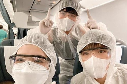 Hòa Minzy, Đức Phúc mặc kín ra Hà Nội, góp 300 triệu đồng chống dịch