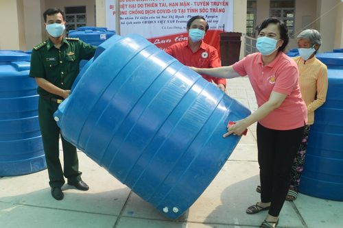 100 hộ dân Cù Lao Dung được tặng bồn chứa nước ngọt