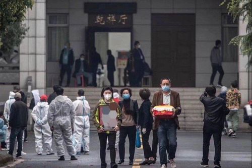 'Hết nước mắt rồi' - người Vũ Hán xếp hàng nhận tro cốt sau dịch bệnh
