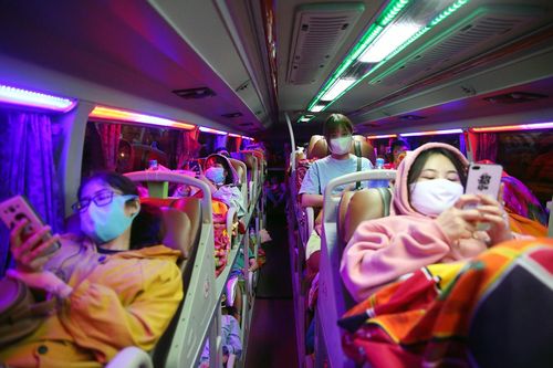Bến xe Miền Đông nhộn nhịp trước giờ giảm chuyến ôtô khách