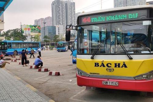 Hà Nội giảm 80% lượng xe buýt: Người dân không khỏi bỡ ngỡ
