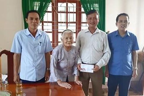 Cụ bà 98 tuổi đến ủy ban xã ủng hộ quỹ phòng, chống Covid-19