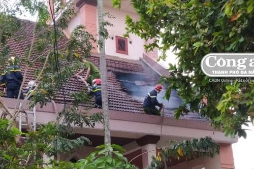 Nhà thờ cháy khi đang sửa chữa