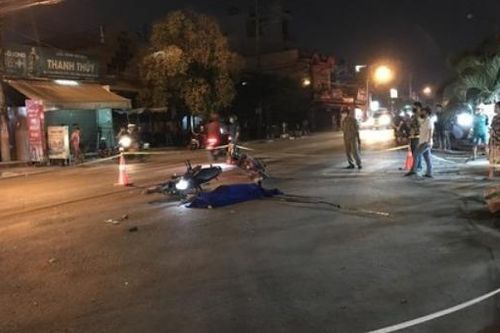 Hai xe máy va nhau trong đêm, 1 người chết, cặp vợ chồng nguy kịch