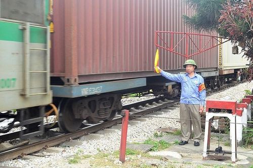 Gần ba thập kỷ làm gác chắn, nhiều lần giúp đoàn tàu thoát 'tử thần'