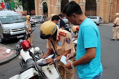 Trông người để ngẫm đến mình (Bài 2): Xử phạt giao thông, sao chỉ Việt Nam thu bằng lái?