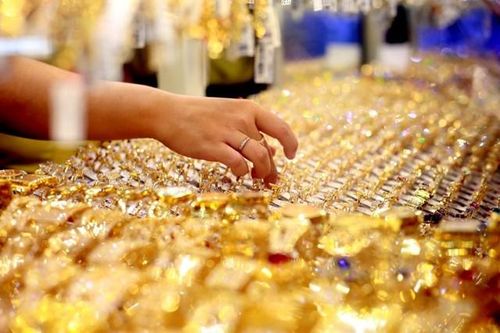 Vàng quay đầu tăng mạnh, giá USD loạn nhịp