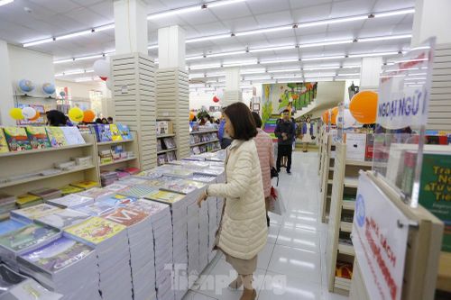 SGK lớp 1 tăng giá gấp 4 lần: Nhà xuất bản 'phớt lờ' chỉ đạo?