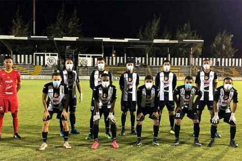 Đội bóng đeo khẩu trang, găng tay thi đấu để phòng dịch Covid- 19