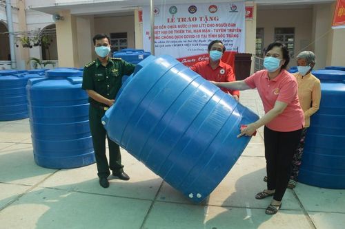 Tặng hàng trăm bồn chứa nước cho người dân huyện Cù Lao Dung
