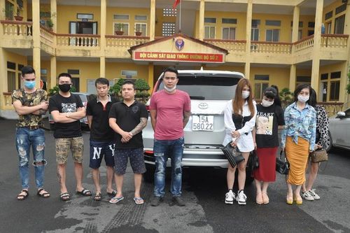 Phát hiện 9 'nam thanh nữ tú' nghi sử dụng ma túy trên xe ô tô
