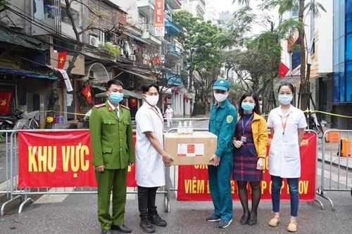 ĐH Đại Nam tặng hơn 2000 lít gel sát khuẩn giúp cộng đồng chống Covid19