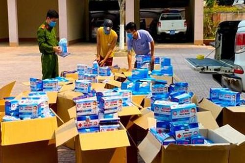 Hà Tĩnh: Phát hiện 2 xe ô tô bán tải vận chuyển 50.000 khẩu trang lậu