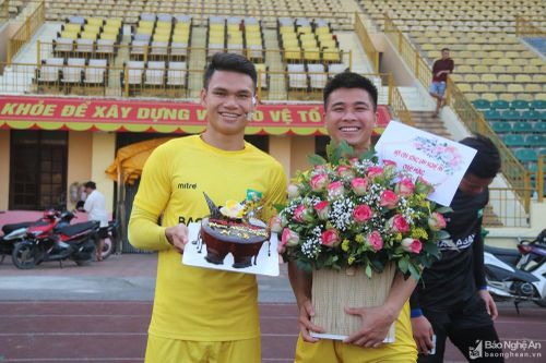 Phạm Xuân Mạnh được SLNA tổ chức sinh nhật ngay trong buổi tập