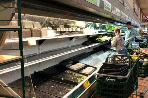 Siêu thị Mỹ vứt bỏ 35.000 USD thực phẩm sau khi một phụ nữ cố tình ho vào