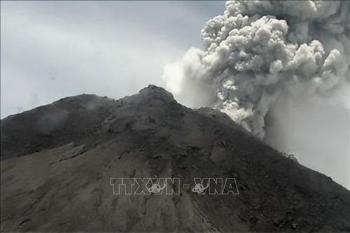 Núi lửa mạnh nhất Indonesia lại 'thức giấc', phun trào tro bụi cao 5 km