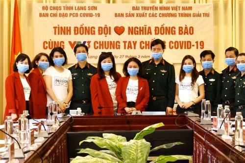 Dịch COVID-19: Trao tặng khẩu trang, nước sát khuẩn cho Bộ Chỉ huy quân sự tỉnh Lạng Sơn
