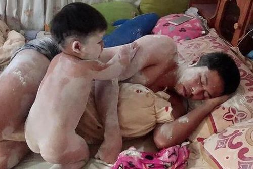 Được vợ giao trông con nhưng lại ngủ quên, khi tỉnh dậy ông bố mới 'khóc ròng'