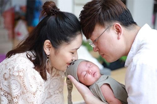 Hé lộ thêm loạt ảnh của Sỹ Luân và bạn gái bên con đầu lòng