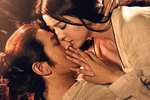 Ông vua sẵn sàng đổi luật lệ để biến mẹ kế thành phi tần của mình
