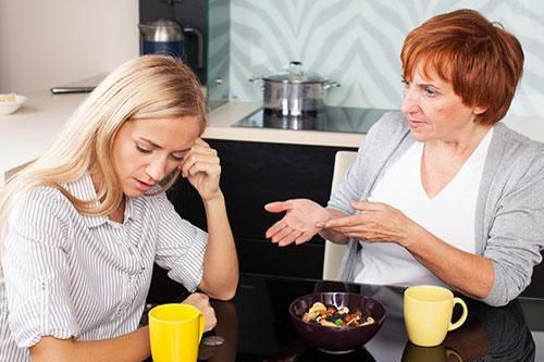 Cuộc sống 'ngột ngạt' khi mẹ chồng chưa bao giờ hài lòng về con dâu