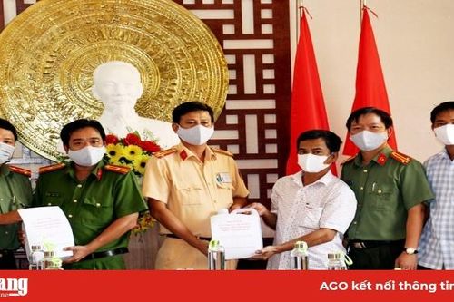Tặng khẩu trang, cồn y tế cho Công an An Giang