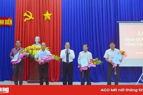 Trao quyết định cán bộ thuộc diện Ban Thường vụ Huyện ủy Tịnh Biên quản lý