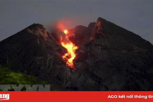 Núi lửa mạnh nhất Indonesia 'thức giấc,' phun trào cột tro bụi cao 5km