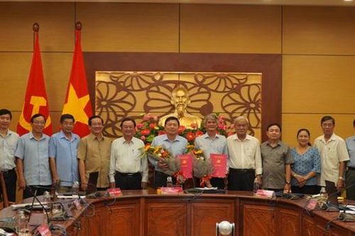 Trao quyết định về công tác cán bộ