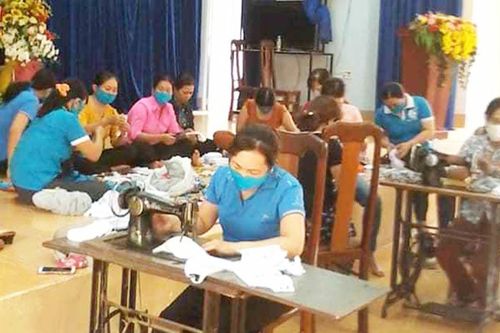 Xã Biển Hồ: May hơn 1.000 chiếc khẩu trang tặng người nghèo