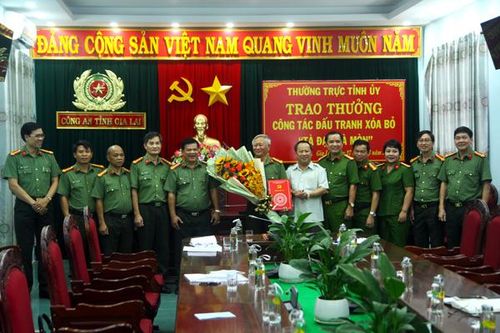 Thường trực Tỉnh ủy khen thưởng Công an tỉnh trong đấu tranh xóa bỏ tà đạo 'Hà Mòn'