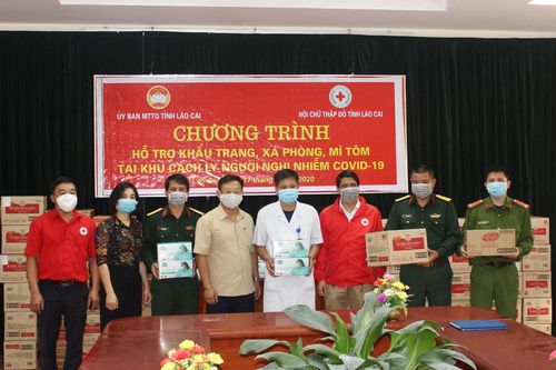 Hỗ trợ khẩu trang, xà phòng, mỳ tôm tại khu cách ly