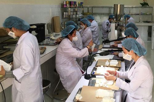 Trường Cao đẳng Y tế Lâm Đồng sản xuất và trao tặng hơn 20.000 khẩu trang y tế chuyên dụng