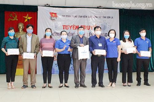 Chi đoàn Trung tâm Kiểm soát bệnh tật tỉnh: Chương trình tuyên truyền về dịch bệnh COVID-19 và tặng xà phòng cho nhân dân xã Chiềng Đen
