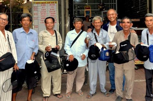 Các nhóm thiện nguyện làm từ thiện giúp người nghèo
