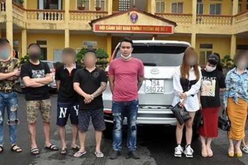 Nhóm thanh niên vi phạm nồng độ cồn, sử dụng ma túy trên xe ô tô