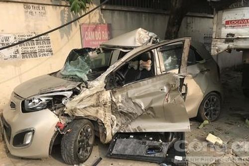 Xe du lịch bị xe tải tông nát bươm, tài xế nguy kịch